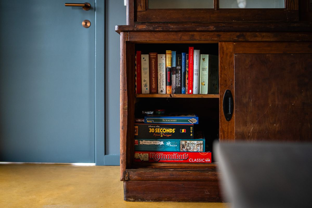Houten kast met boeken en gezelschapsspellen voor gasten